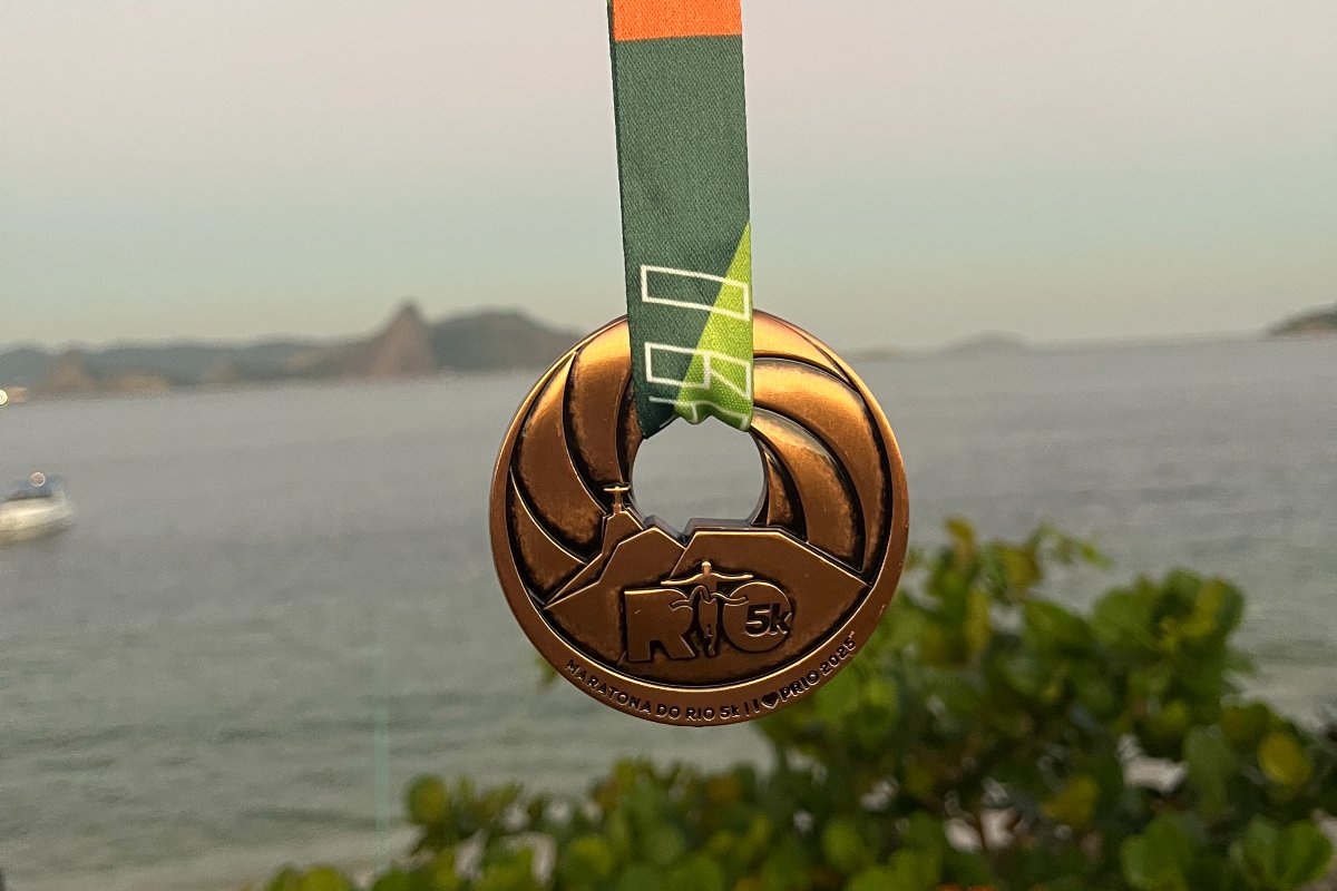 Medalha da prova de 5KM da Maratona do Rio (foto: Izabela Baeta)