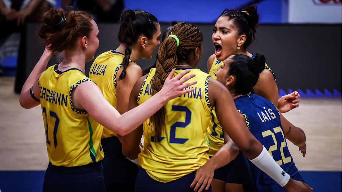 Jogadoras da Seleção Brasileira Feminina de Vôlei durante duelo com os EUA na VNL (foto: Divulgação FIVB)