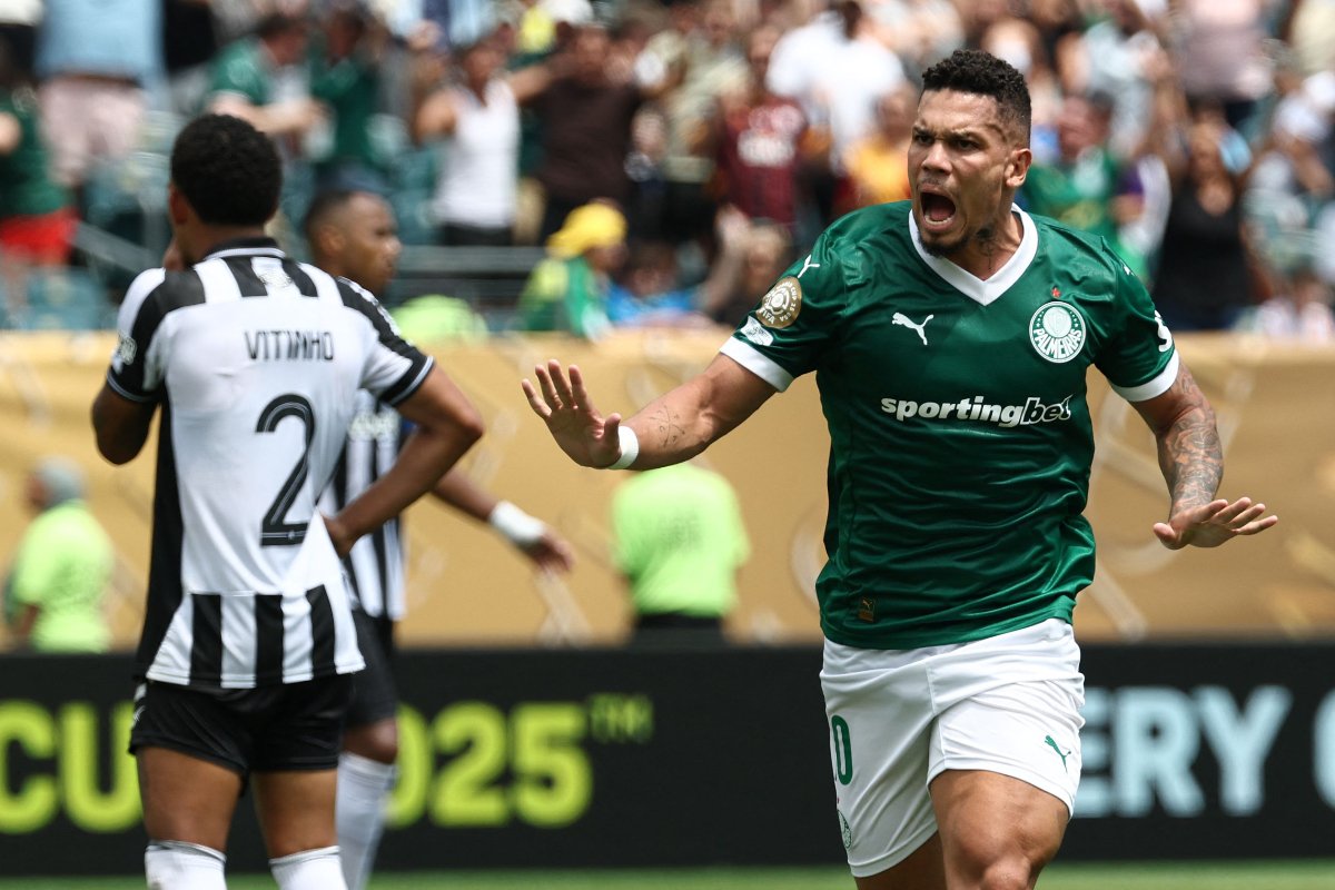 Paulinho após marcar gol pelo Palmeiras contra o Botafogo (foto: FRANCK FIFE/AFP)