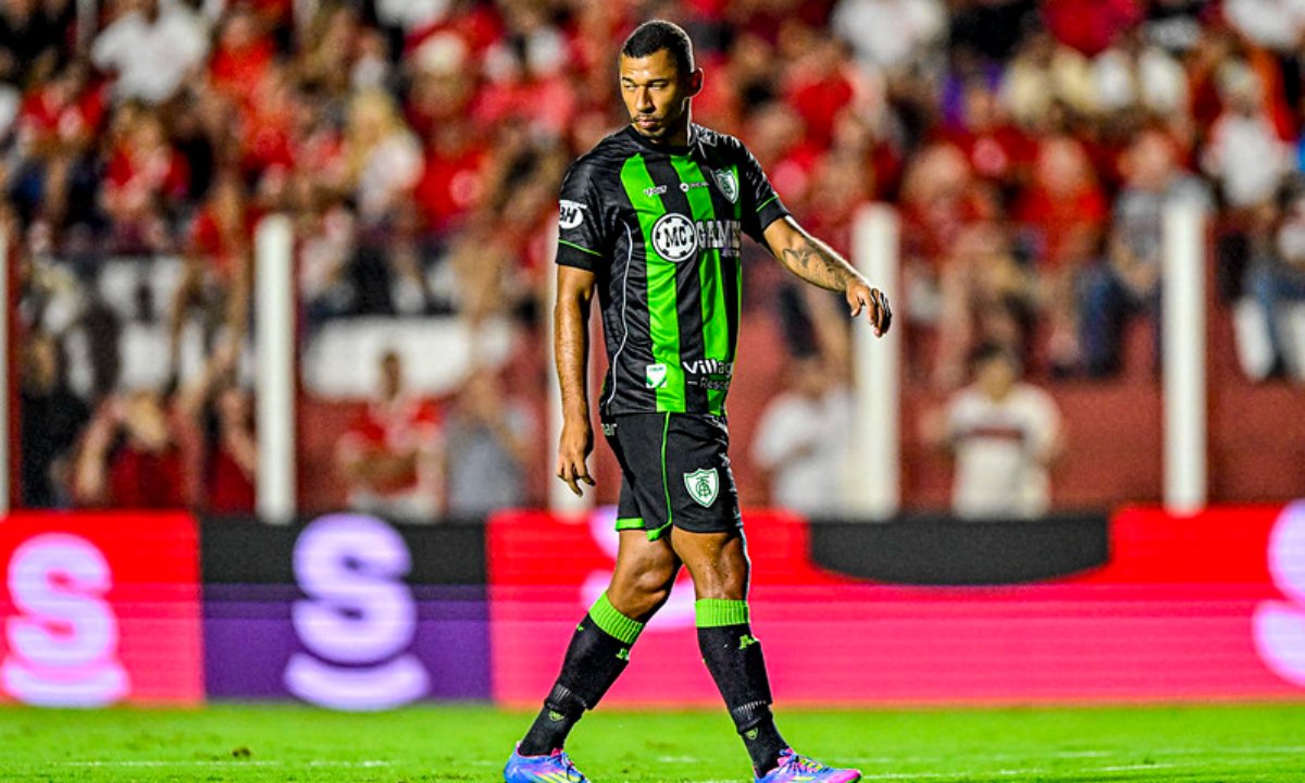 Fabinho, atacante do América em jogo da Série B (foto: Mourão Panda/América)