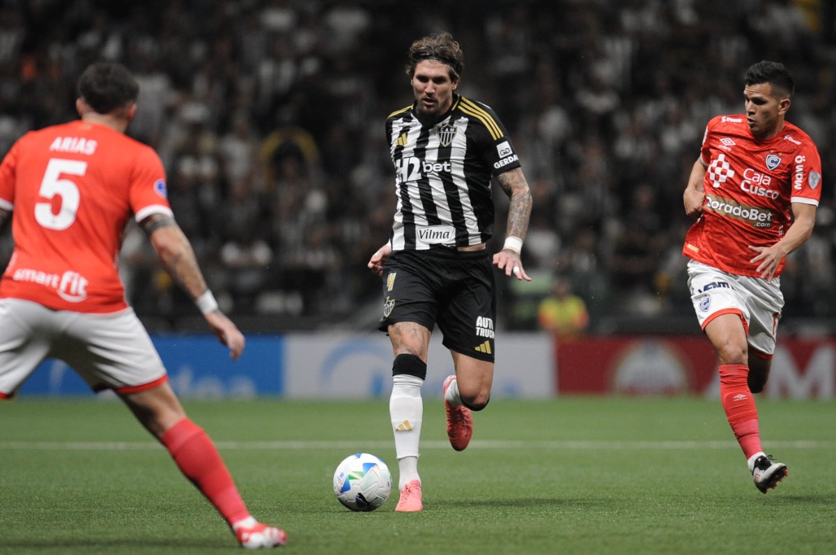 Lyanco conduz a bola em jogo pelo Atlético na Arena MRV - (foto: Alexandre Guzanshe/EM/D.A. Press)