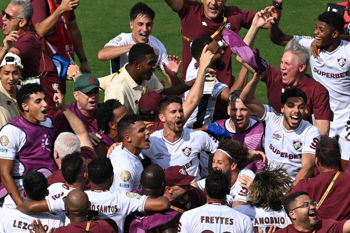 Jogadores do Fluminense comemorando classificação no Mundial de Clubes (foto: Federico PARRA / AFP)