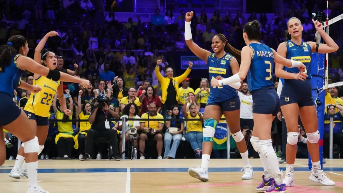 Atletas em jogo da Seleção Brasileira Feminina de Vôlei (foto: Divulgação FIVB)