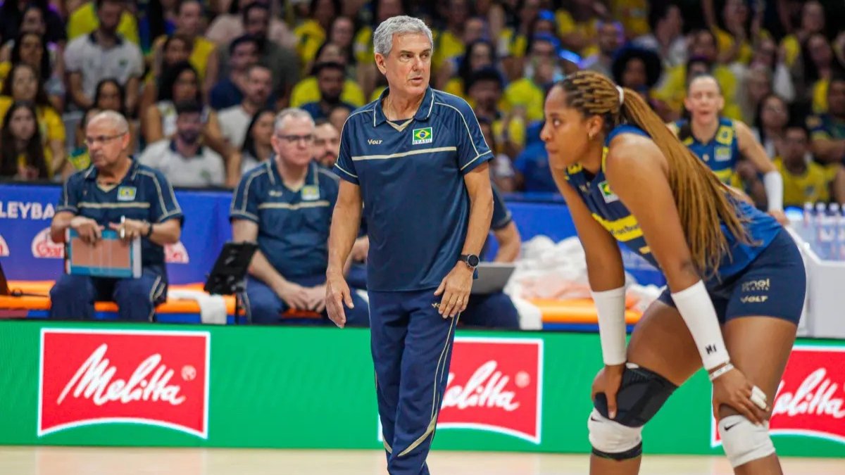 Zé Roberto Guimarães, técnico da Seleção, e a ponteira Ana Cristina (foto: Mauricio Val/FV Imagem/CBV)