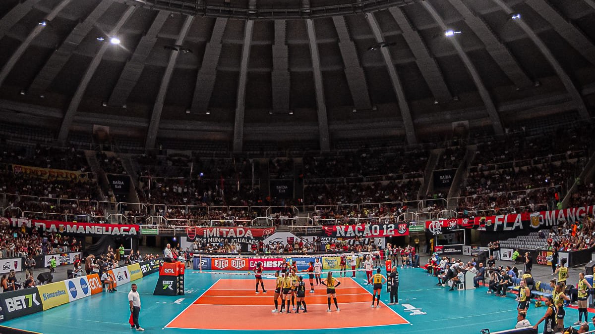 Torcida do Flamengo durante jogo da Superliga Feminina de Vôlei (foto: Paula Reis / Flamengo)