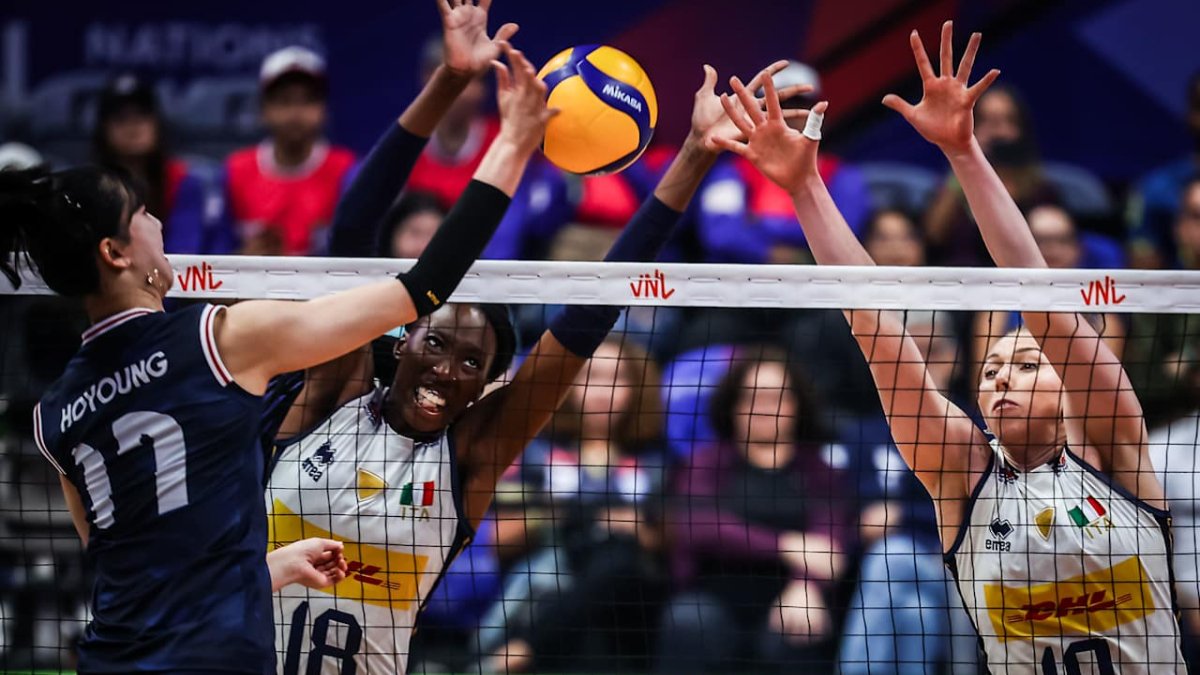 Lance entre Itália e Coreia do Sul pela VNL Feminina (foto: Divulgação FIVB)