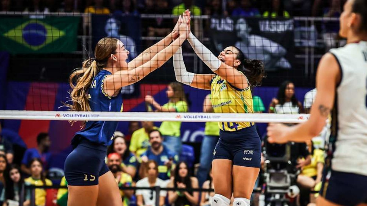 Helena e Kika pela Seleção Brasileira Feminina de Vôlei contra a Itália (foto: Divulgação FIVB)