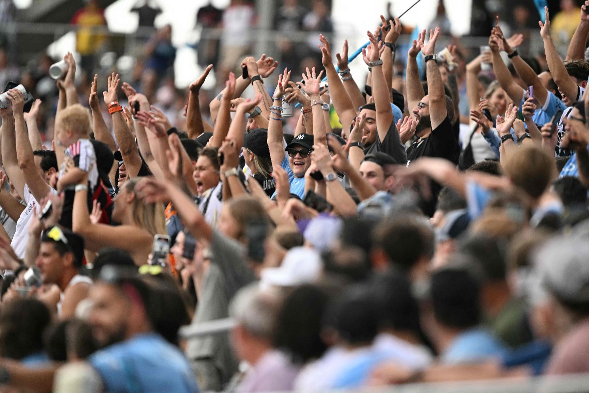 Torcida do Manchester City em jogo do Mundial de Clubes (foto: PATRICIA DE MELO MOREIRA / AFP)
