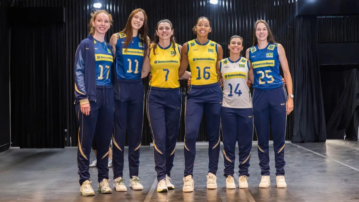 Jogadores da Seleção Brasileira Feminina de Vôlei com os novos uniformes (foto: Divulgação CBV)