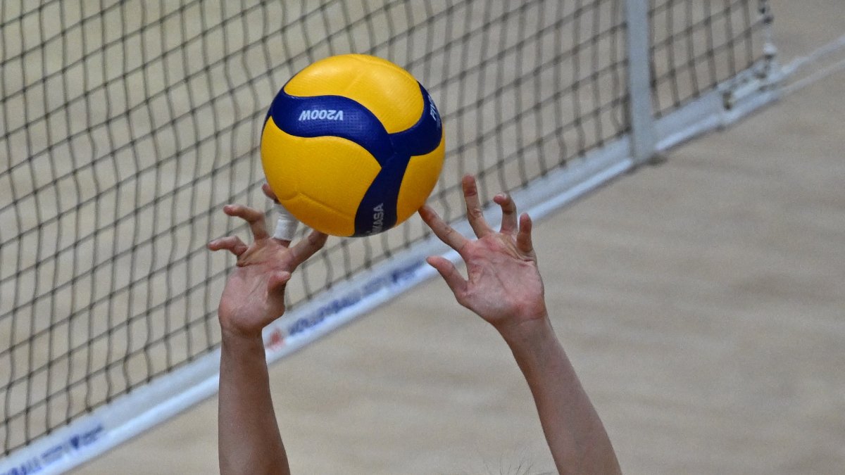 Bola durante jogo da VNL Feminina (foto: MAURO PIMENTEL / AFP)