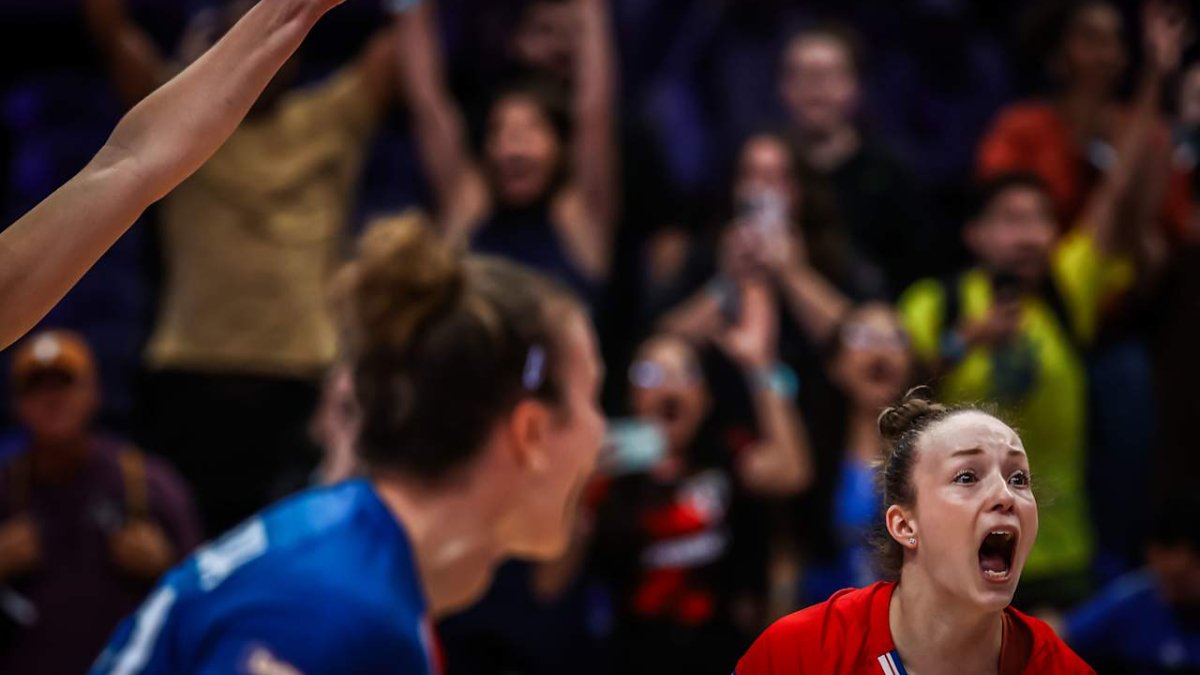 Tchéquia comemorando ponto com a torcida do Brasil ao fundo (foto: Divulgação FIVB)