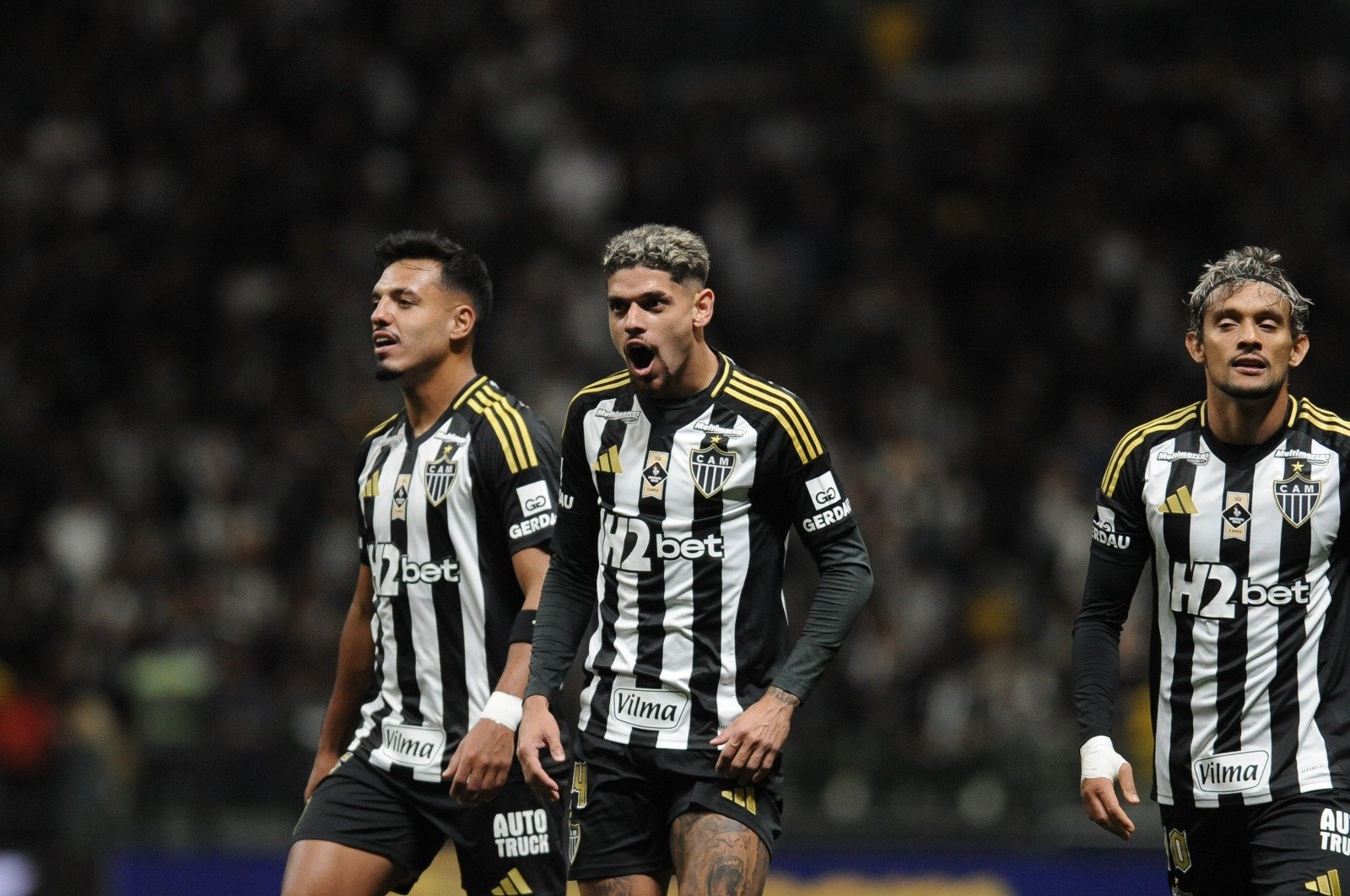 Rubens comemora primeiro gol do Atlético em vitória sobre o Internacional (foto: Alexandre Guzanshe/EM/D.A. Press)