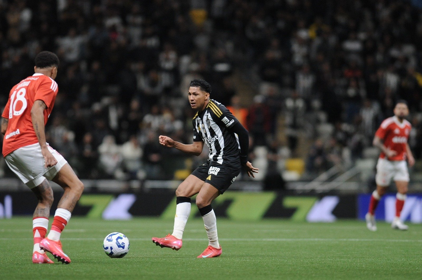 Rony, atacante do Atlético, em ação contra o Internacional na Arena MRV (foto: Alexandre Guzanshe/EM/D.A. Press)