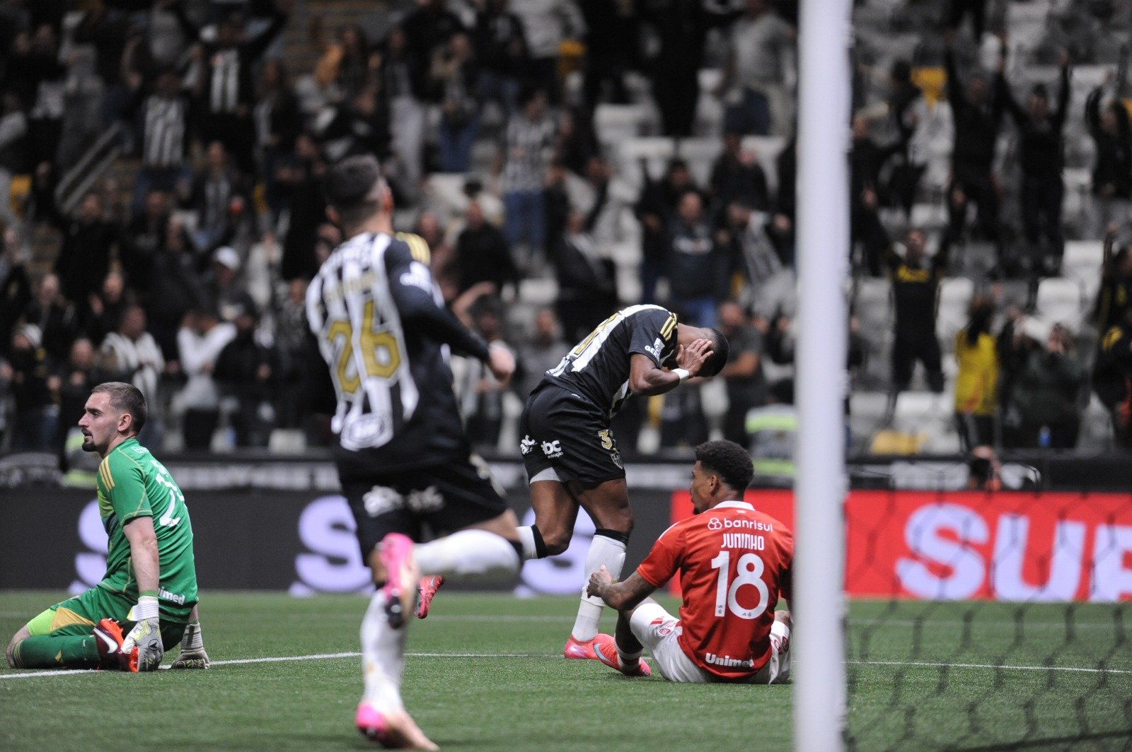 Júnior Santos corre para comemoração com a mão no ouvido após marcar para o Atlético contra o Internacional, na Arena MRV (foto: Alexandre Guzanshe/EM/D.A. Press)