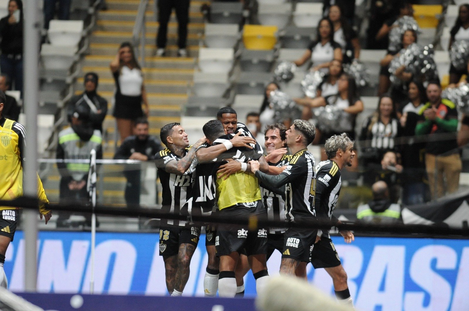 Jogadores do Atlético comemoram gol de Júnior Santos diante do Internacional, na Arena MRV - (foto: Alexandre Guzanshe/EM/D.A. Press)