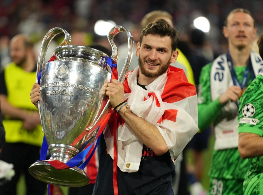 Khvicha Kvaratskhelia, atacante do PSG, com taça da Champions League (foto: PSG/Divulgação)