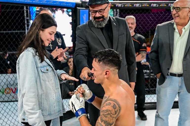 Kauê Vaz pede namorada em casamento no Federação Fight (foto: Rafael Lavô/Federação Fight)