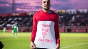 Leo Muchacho comemora gol pelo Pouso Alegre na vitória sobre a Portuguesa  - Crédito: 