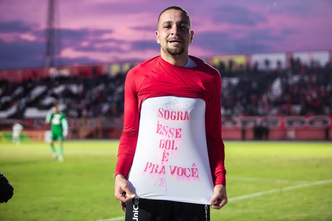 Leo Muchacho comemora gol do Pouso Alegre na vitória sobre a Portuguesa (foto: Divulgação/Pouso Alegre)