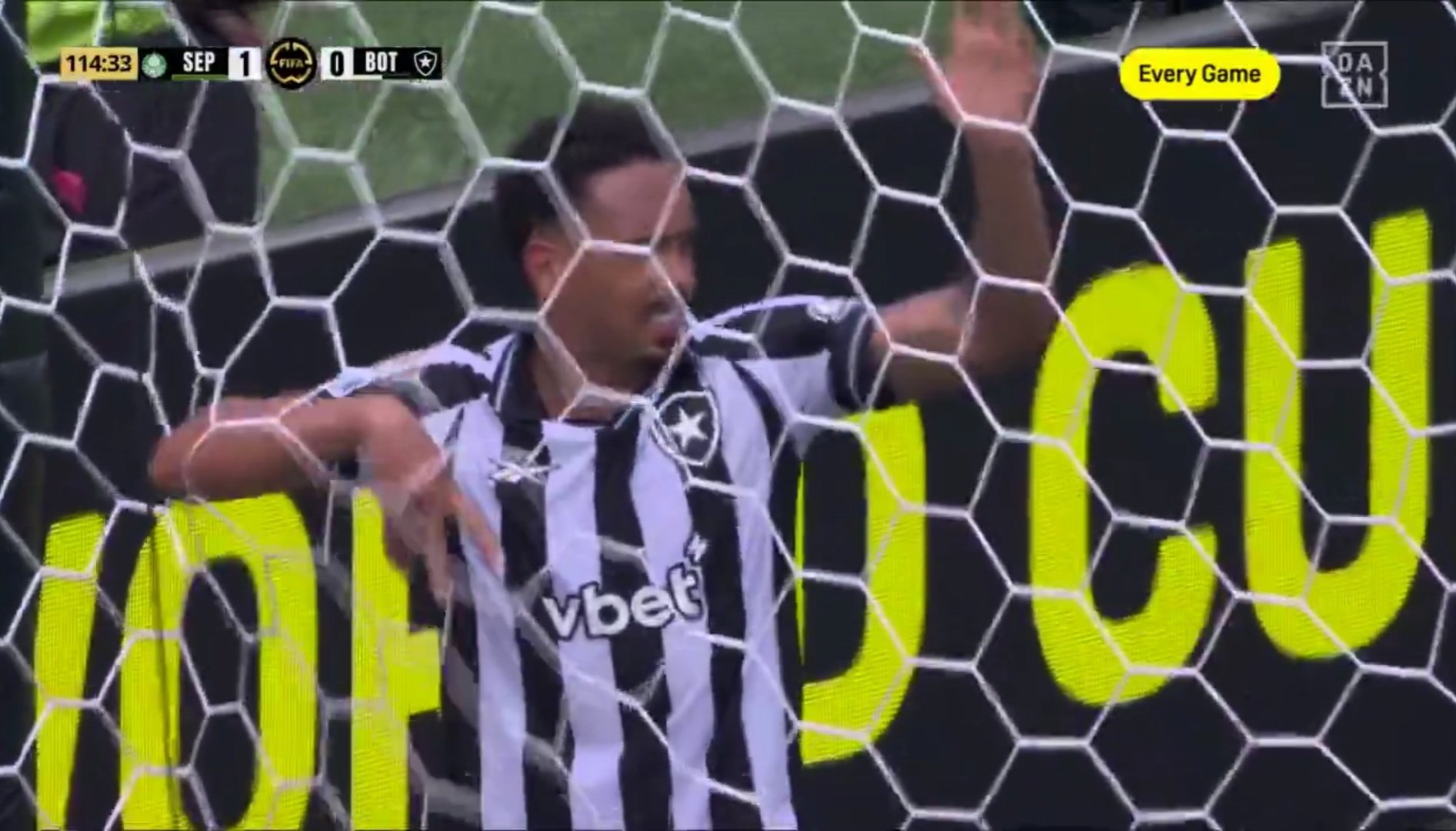 Vitinho perdeu 'gol feito' contra o Palmeiras (foto: Reprodução/Dazn)