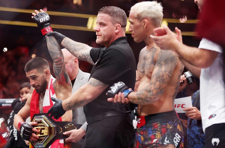 Ilia Topuria e Charles do Bronx no UFC (foto: Ian Maule / GETTY IMAGES NORTH AMERICA / Getty Images via AFP)