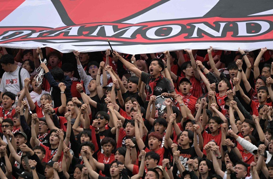 Torcida do Urawa Reds (foto: JUAN MABROMATA / AFP)