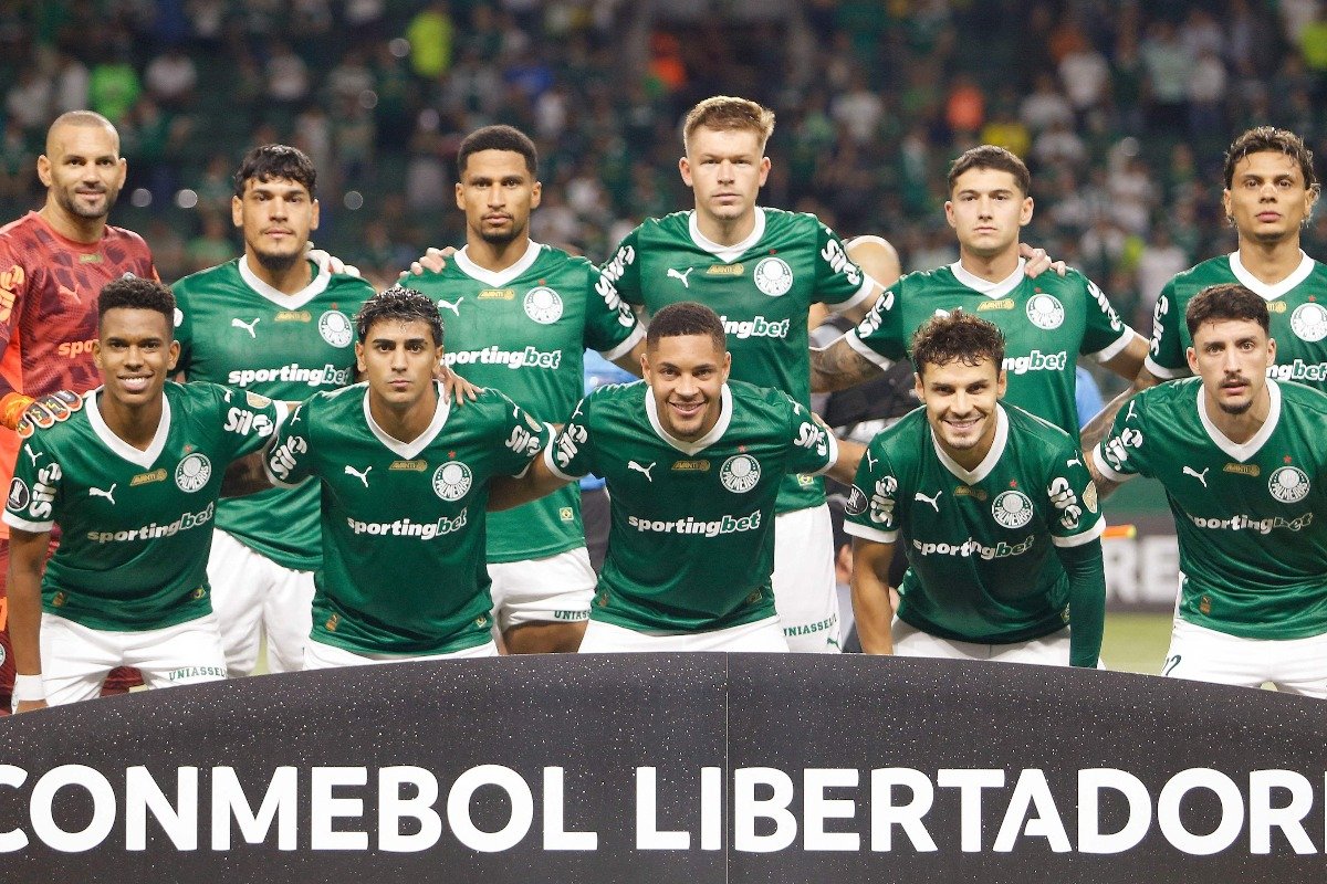 Jogadores do Palmeiras posam para foto antes de partida pela Libertadores (foto: Miguel Schincariol / AFP)