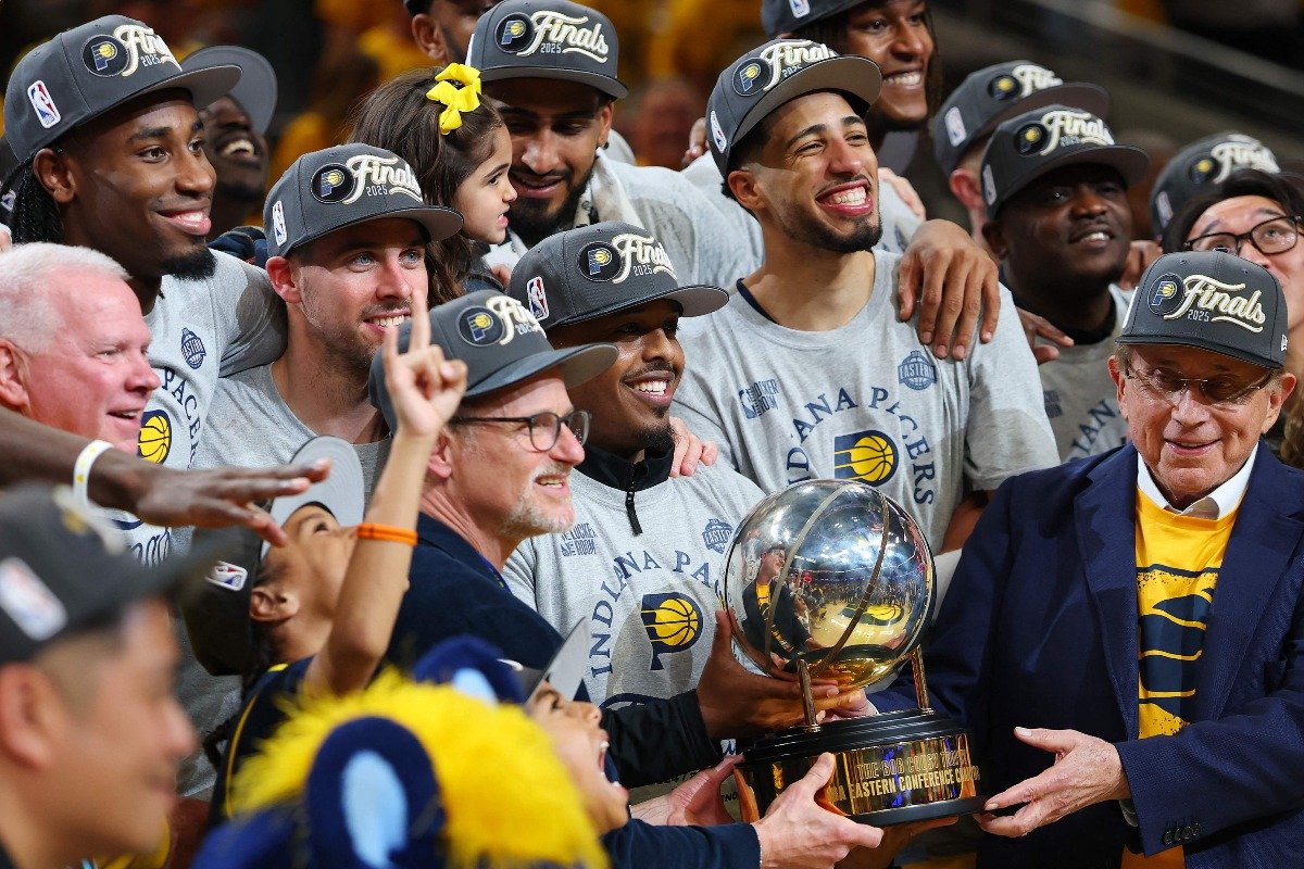 Jogadores do Indiana Pacers com o trófeu de campeão da Conferência Leste da NBA (foto: GREGORY SHAMUS/AFP)