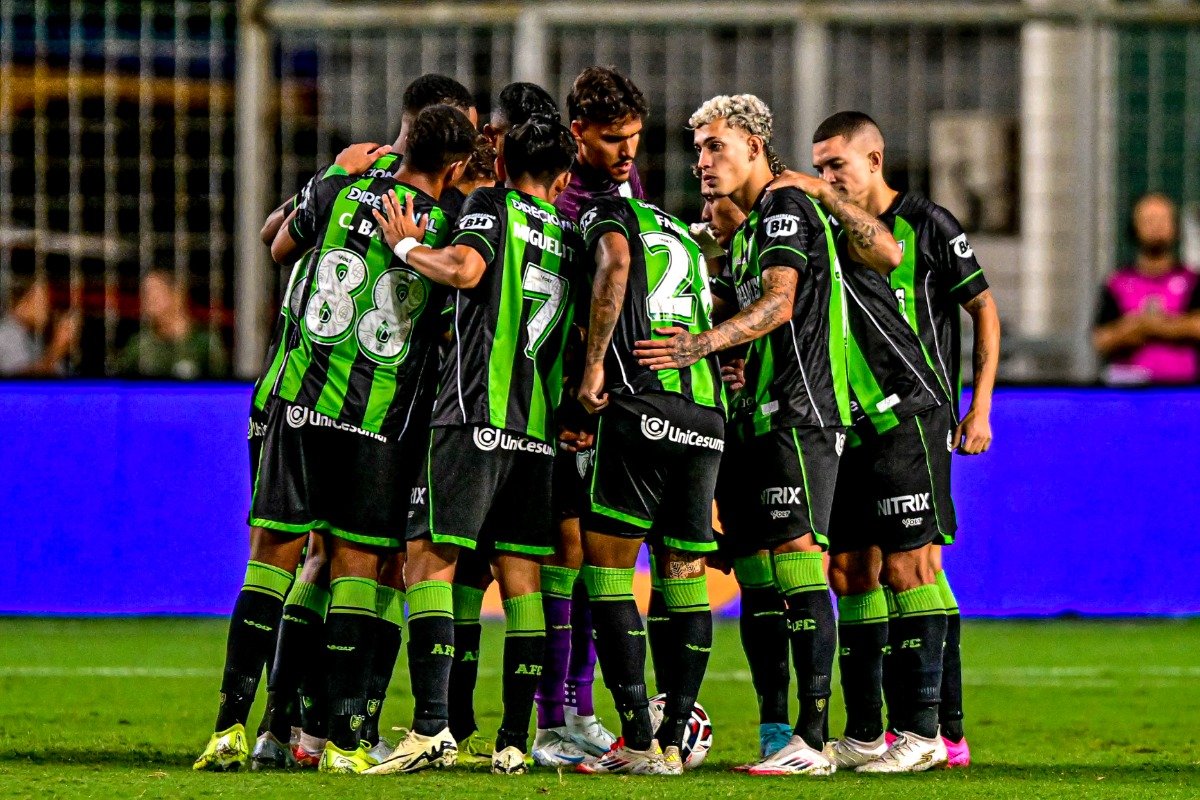 Jogadores do América reunidos antes de partida pela Série B (foto: Mourão Panda / América)