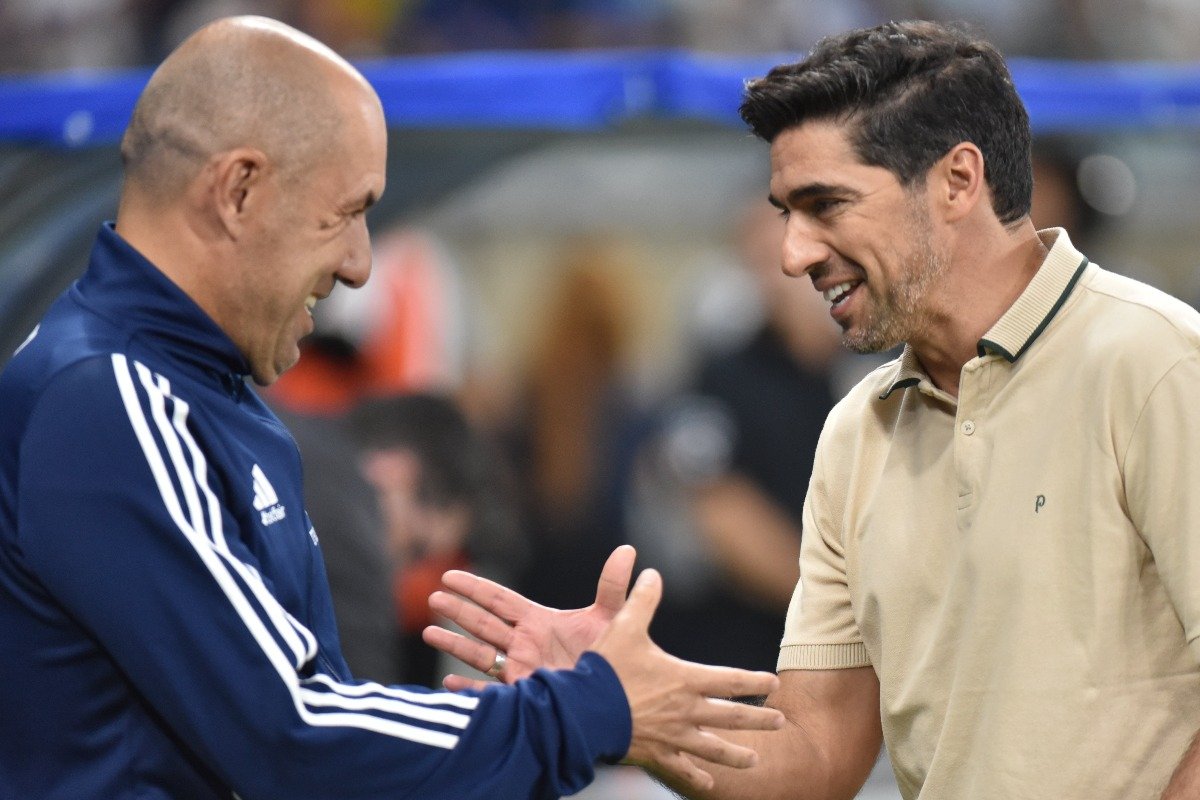 Técnicos de Cruzeiro e Palmeiras, respectivamente, Leonardo Jardim e Abel Ferreira se cumprimentam no Mineirão (foto: Ramon Lisboa/EM/D.A. Press)
