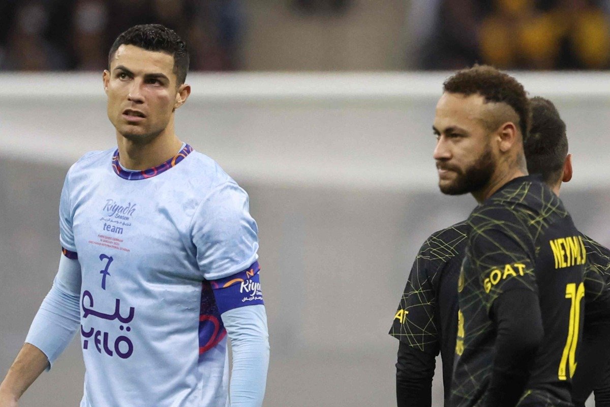 Cristiano Ronaldo e Neymar em campo (foto: Giuseppe CACACE / AFP - 19/1/2023)