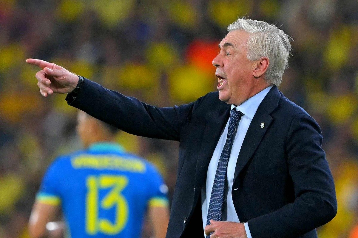 Carlo Ancelotti durante a partida entre Equador e Brasil pelas Eliminatórias (foto: Rodrigo BUENDIA / AFP)