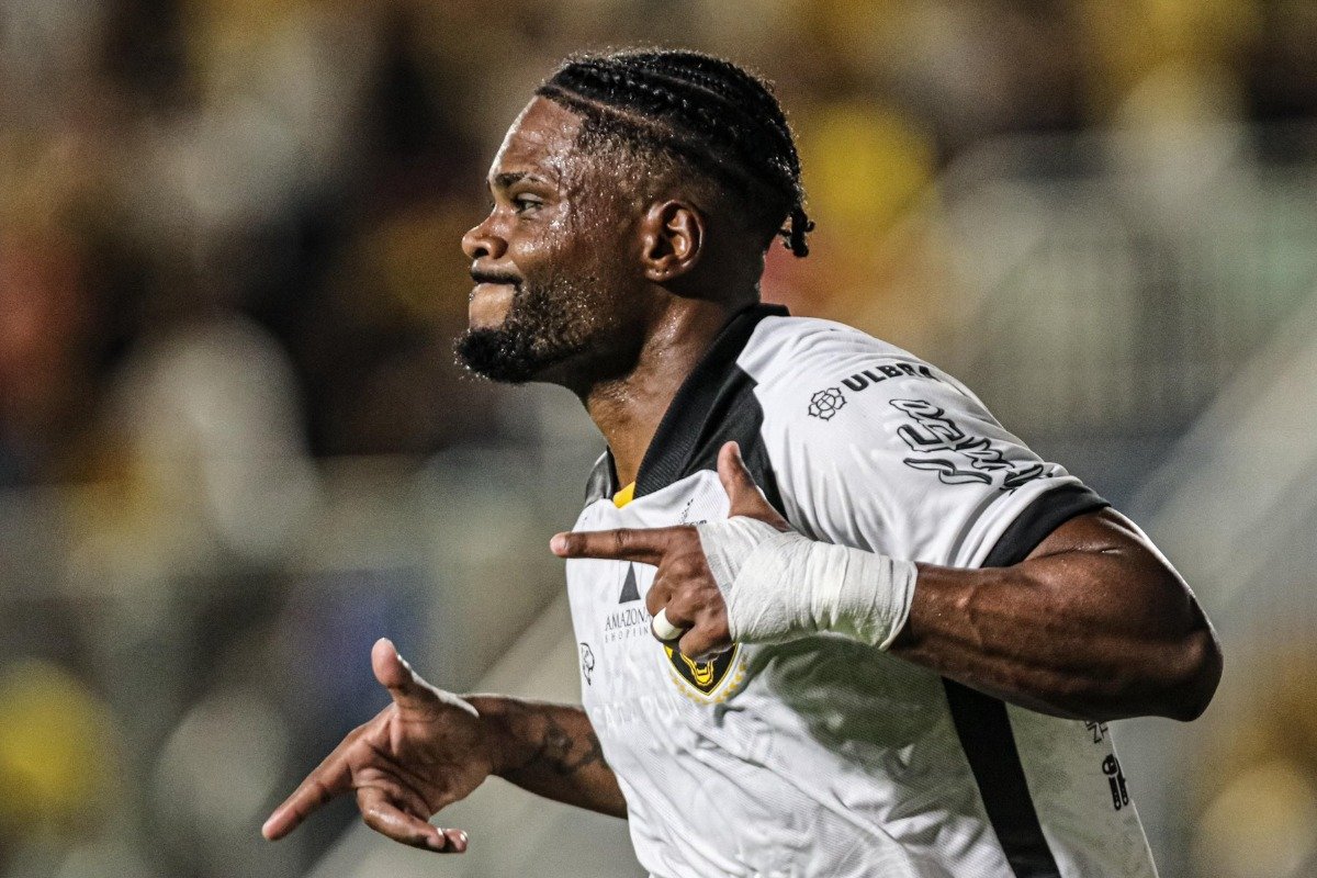 Luan Silva comemora gol pelo Amazonas contra o Athletic (foto: João Normando/AMFC)