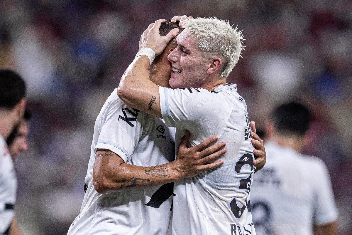 Jogadores do Santos comemoram gol contra o Fortaleza (foto: Divulgação/Santos)