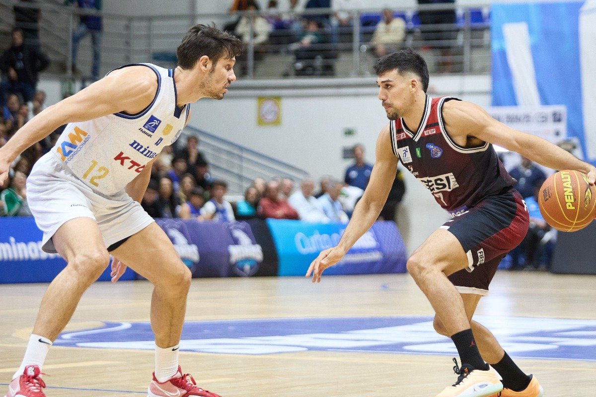 Lance de Franca x Minas pela final do NBB (foto: Marcos Limonti / SFB)