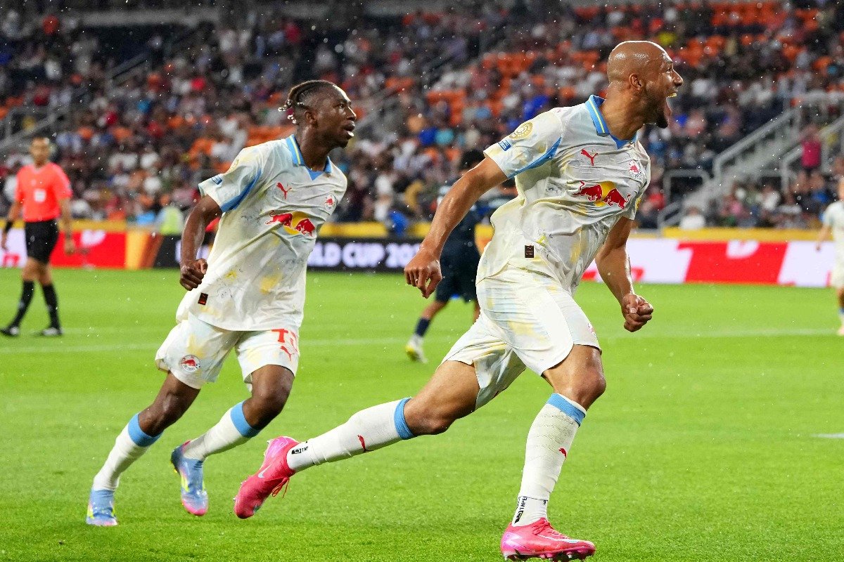 Jogadores do RB Salzburg comemoram gol no Mundial de Clubes (foto: DYLAN BUELL/AFP)