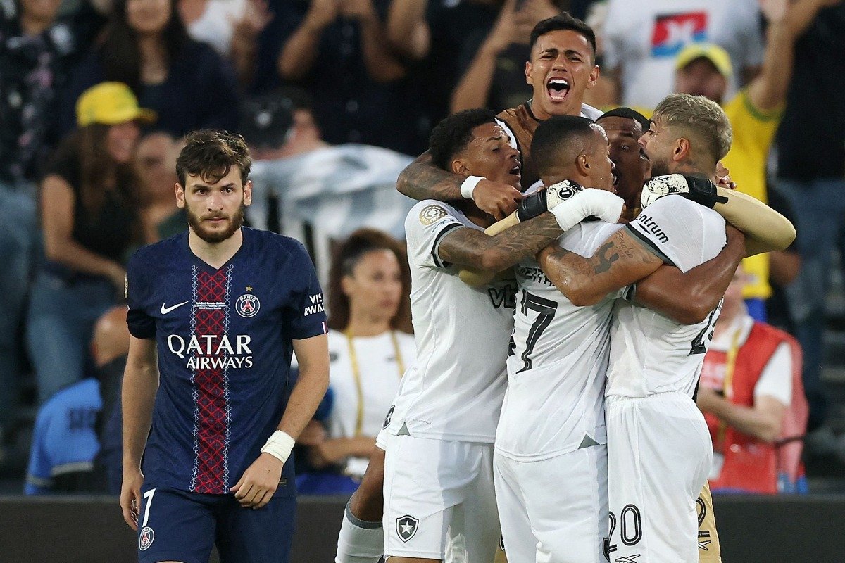 Jogadores do Botafogo comemoram ao lado de Kvaratskhelia, atacante do PSG (foto: HARRY HOW/AFP)