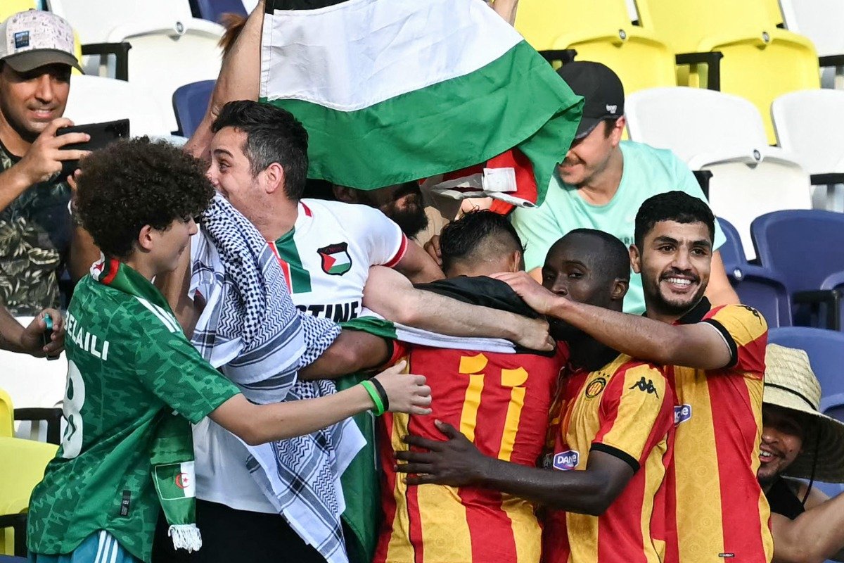 Jogadores do Espérance Tunis comemoram gol junto de torcedores no Mundial de Clubes (foto: Paul ELLIS/AFP)