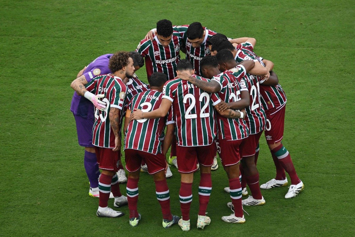 Jogadores do Fluminense antes de partida no Mundial de Clubes (foto: ANGELA WEISS/AFP)