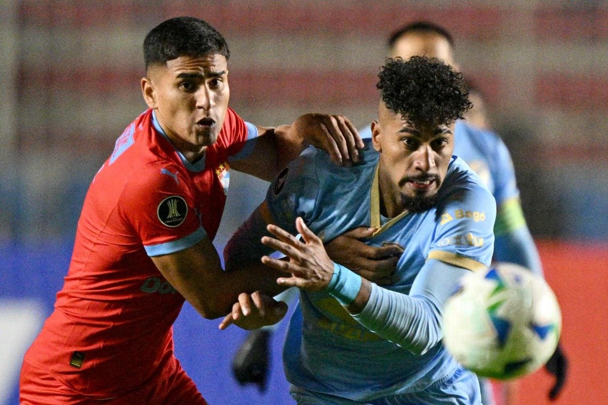 Fábio Gomes, emprestado pelo Atlético, em campo com a camisa do Bolívar (foto: AIZAR RALDES/AFP)