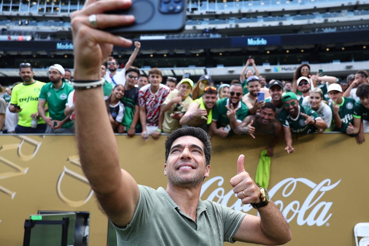Abel Ferreira tira foto com torcedores do Palmeiras (foto: RANCK FIFE / AFP)