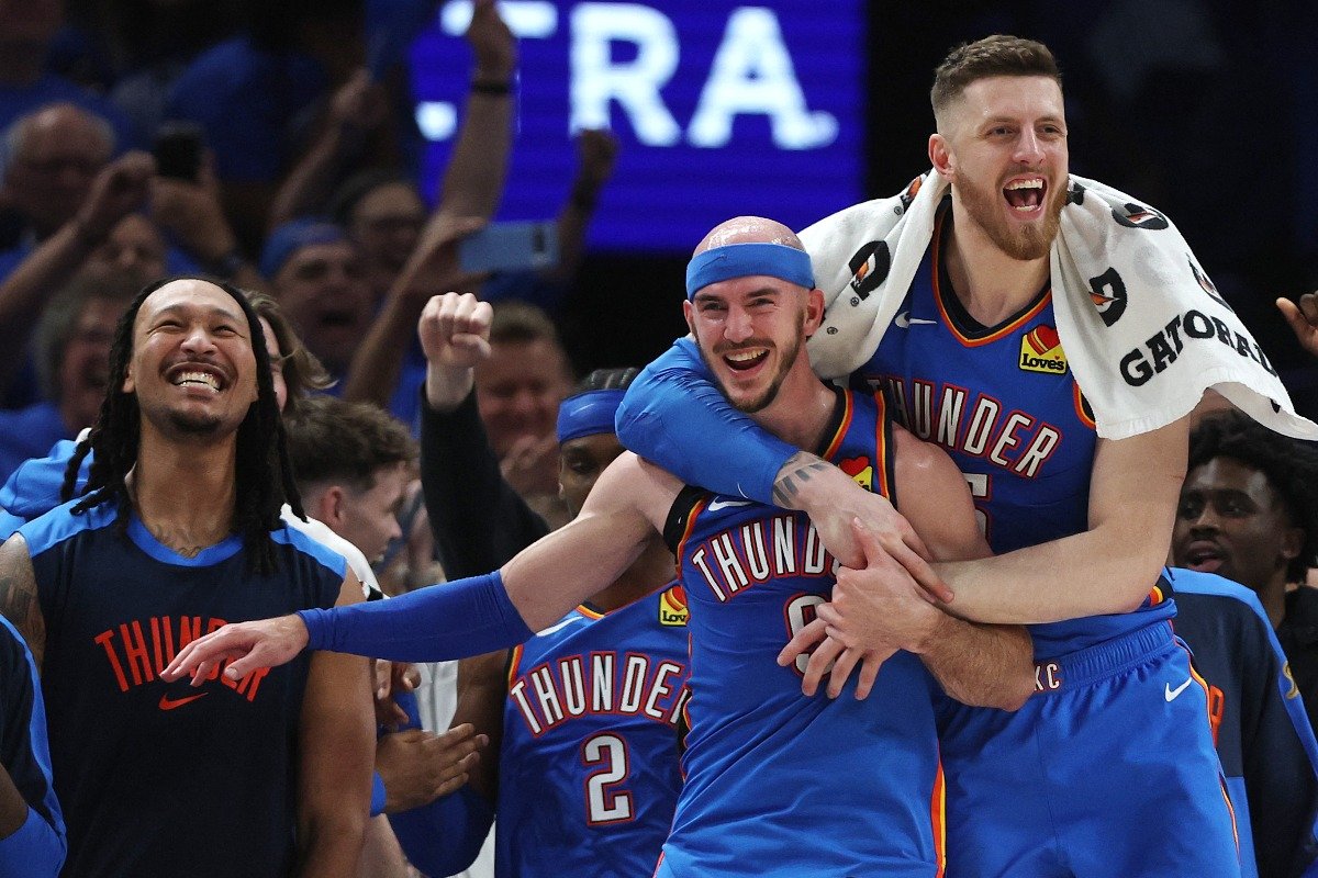 Jogadores do Oklahoma City Thunder comemoram vitória na final da NBA (foto: MATTHEW STOCKMAN / GETTY IMAGES NORTH AMERICA / Getty Images via AFP)