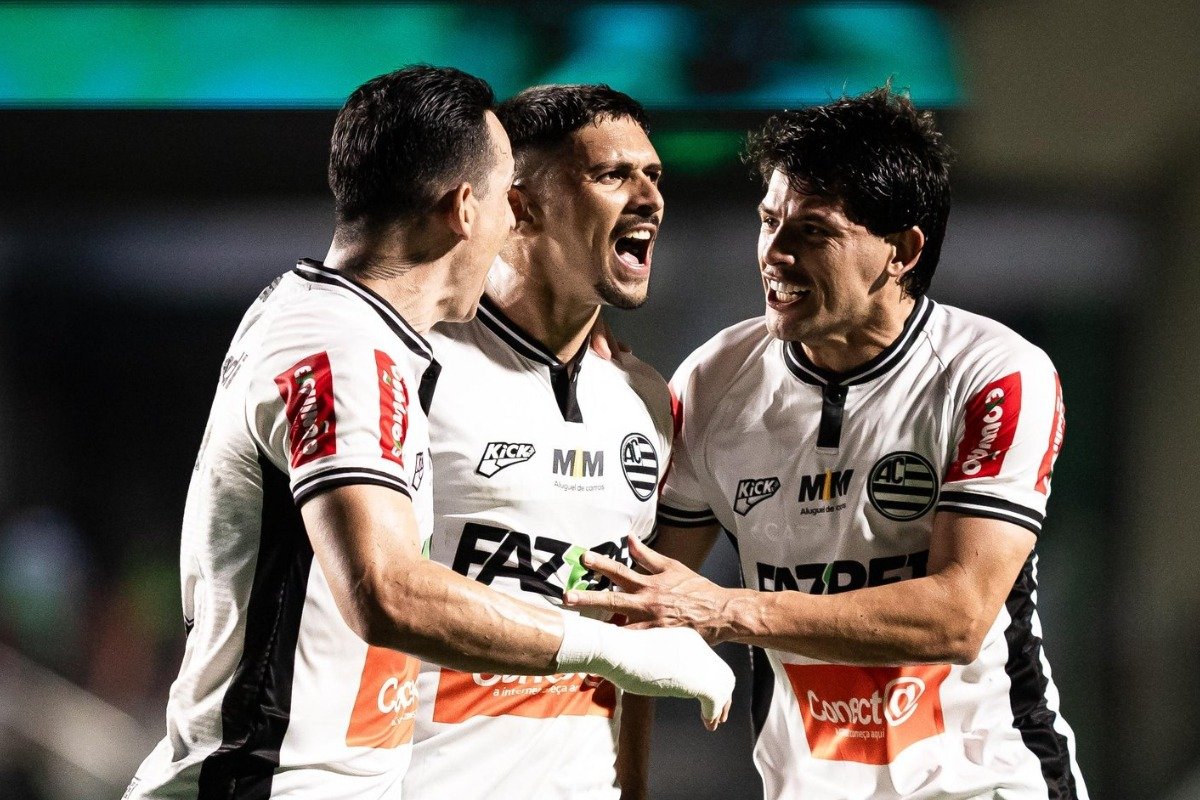 Jogadores do Athletic comemoram gol em partida da Série B (foto: Divulgação/Athletic)