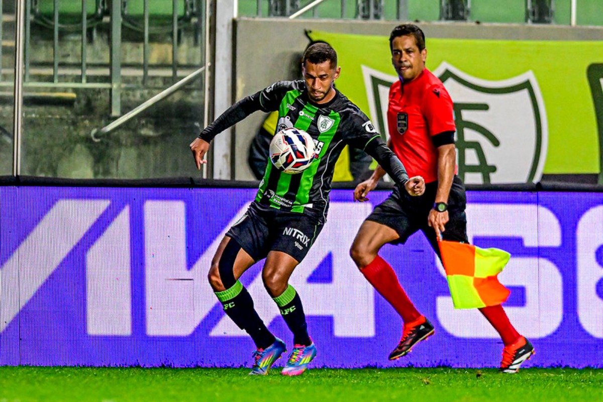Fabinhi, do América, em jogo pela Série B (foto: Mourão Panda/América)
