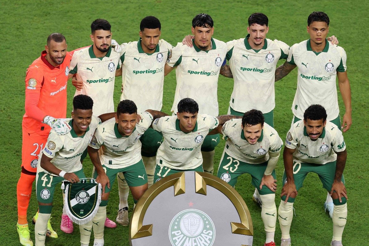Jogadores do Palmeiras antes de partida pelo Mundial de Clubes (foto: DAN MULLAN/AFP)