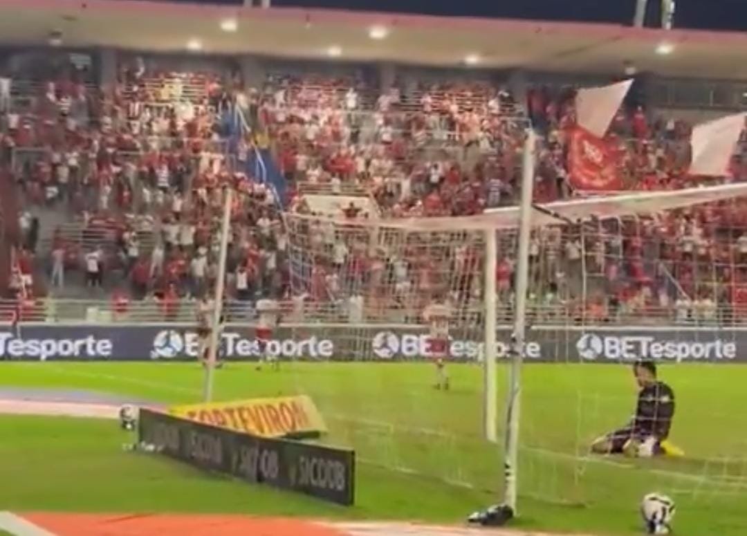 Matheus Mendes de joelhos após sofrer gol em CRB x América (foto: Reprodução)