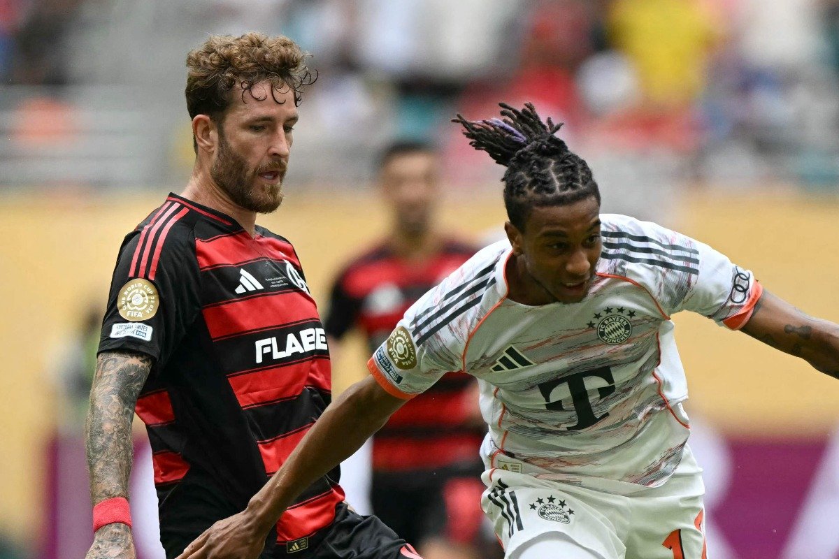 Léo Pereira em disputa de bola com Olise durante Flamengo 2 x 4 Bayern de Munique (foto: PATRICIA DE MELO MOREIRA/AFP)