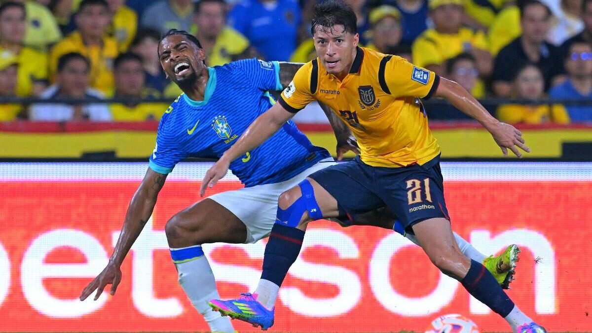 Alexsandro em dividida com Alan Franco, do Atlético, em Brasil x Equador (foto: RODRIGO BUENDIA/AFP)