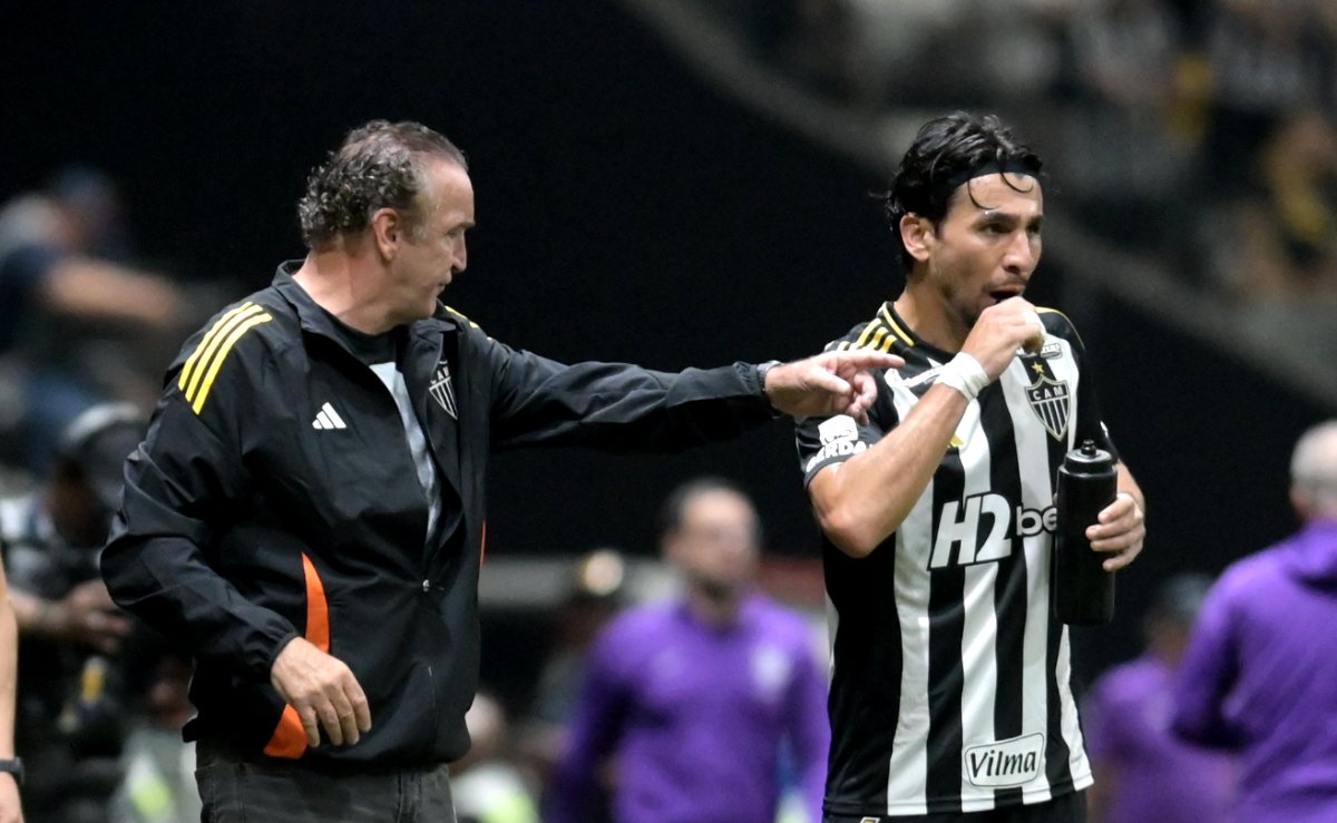 Junior Alonso (à direita), zagueiro do Atlético, recebe orientações de Cuca na Arena MRV (foto: Leandro Couri/EM/D.A. Press)