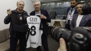 Carlo Ancelotti ganhou camisa do Corinthians de presente - Crédito: 